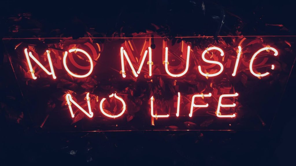 Neonlicht-Schild mit der Aufschrift 'no music no life'.